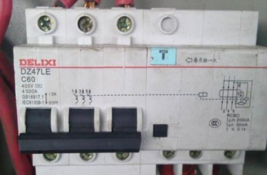 Fully enclosed input 200V 5A current transformer induces fault current and trips the protection device to isolate the fault.jpg